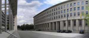 Protokollhof zwischen dem Neu- und Altbau des Auswärtigen Amtes in Berlin (2007), Quelle: Wikimedia
