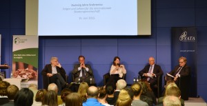 Sarah Brockmeier, Wissenschaftlerin beim Global Public Policy Institute und stellvertretende Vorsitzende von Genocide Alert, moderierte die Diskussion mit Außenminister a.D. Dr. Klaus Kinkel, Prof. Dr. Wolfgang Höpken, Historiker an der Uni Leipizig, Prof. Dr. Axel Hagedorn, Rechtsanawalt der 6000 Mütter von Srebrenica sowie Alfred Grannas, dem Beauftragten im Auswärtigen Amt für die Vereinten Nationen und internationale Ordnung; Quelle: eigenes Foto