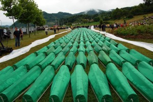 Begräbnis von 465 identifizierten Massakeropfern (Srebrenica 2007) Quelle: I, Pyramid / wikipedia.org