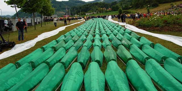 Begräbnis von 465 identifizierten Massakeropfern (Srebrenica 2007) Quelle: I, Pyramid / wikipedia.org