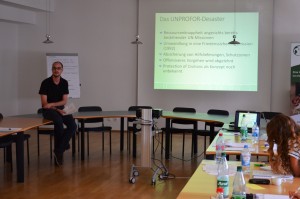 Christoph Schlimpert erklärt Herausforderungen und Probleme für UN Friedenstruppen beim Schutz von Zivilisten in bewaffneten Konflikten;Quelle: Genocide Alert
