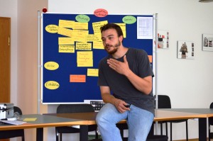 Gregor Hofmann erläutert in Frankfurt die Entwicklung des Responsibility to Protect-Konzepts
