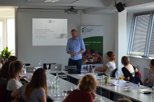 Beim Workshop in Berlin berichtet Christian Braun von seiner Feldforschung in Srebrenica; Quelle: Genocide Alert
