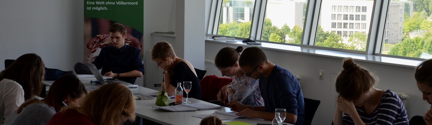 Gruppenarbeit zu Beginn des Workshops in Berlin, angeleitet von Timo Leimeister (hinten links). Quelle: Genocide Alert