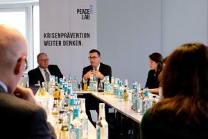 Botschafter Lee Feinstein, (rechts im Bild) und Tod Lindberg, Research Fellow am Hoover-Institut der Stanford University in den USA (links im Bild) beim Roundtable in Berlin am 20. Oktober 2016