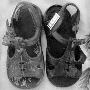 Exhumierte Schuhe eines Kindes, das Opfer des Chemiewaffeneinsatzes in Anfal wurde (By Adam Jones, Ph.D. (Own work) [CC BY-SA 3.0], via Wikimedia Commons)