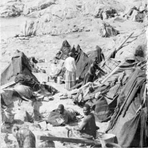 Todeslager bei Shark Island, Deutsch-Westafrika (heute Namibia), ca. 1903 ([FAL], via Wikimedia Commons)