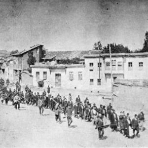 Armenier werden im April 1915 von osmanischen Soldaten aus Karphert in ein Gefangenenlager im nahen Mezireh geführt ([Public domain], via Wikimedia Commons)