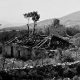 Ruinen eines Dorfes in Morina im Kosovo, das vermutlich im Mai 1999 von serbischen Truppen zerstört wurde (By Tilman Piesk [CC BY 3.0], via Wikimedia Commons)
