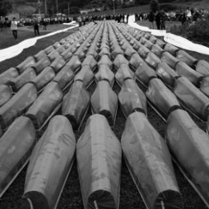 Begräbnis von 465 identifizierten Massakeropfern (Srebrenica 2007) (by I, Pyramid [CC-BY-SA-3.0], via Wikimedia Commons
