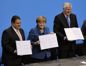 Unterschrift des Koalitionsvertrages der 18. Wahlperiode des Bundestages am 16. Dezember 2013. Von links nach rechts: Sigmar Gabriel, Angela Merkel, Horst Seehofer. Martin Rulsch, Wikimedia Commons, CC-by-sa 4.0