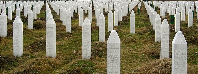 Grabsteine an der Völkermord-Gedenkstätte in Potočari in der Nähe von Srebrenica (Quelle: Wikimedia | Michael Büker |