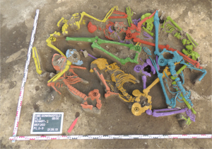 Das prähistorische Massengrab von Halberstadt (Fundsituation) (© Gerbil/Wikimedia Commons - Uploaded a work by Christian Meyer, Corina Knipper, Nicole Nicklisch, Angelina Münster, Olaf Kürbis, Veit Dresely, Harald Meller & Kurt W. Alt from https://www.nature.com/articles/s41467-018-04773-w#Fig1)