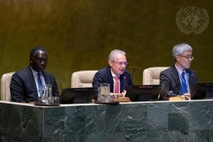 Csaba Kőrösi (Mitte), Präsident der siebenundsiebzigsten Generalversammlung der Vereinten Nationen, leitet die Plenarsitzung der Generalversammlung über die Schutzverantwortung und die Verhütung von Völkermord, Kriegsverbrechen, ethnischen Säuberungen und Verbrechen gegen die Menschlichkeit, 26.06.2023 (Quelle: UN Photo/Eskinder Debebe, UN7991329).