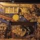 Wandbild in La Paz, Bolivien, aufgenommen am 8. April 2025: Die farbenfrohe Streetart zeigt indigene Figuren in traditioneller Kleidung und kämpferischen Posen, begleitet von Symbolen wie Trommeln, Speeren und goldenen Sonnen. Links ist ein Porträt einer ernsten Person mit traditionellem Stirnband zu sehen. In der Mitte prangt ein Text auf Spanisch und Mapudungun sowie ein Graffiti mit dem Schriftzug 'RUDEGIRL' und 'Stay Rebel'.