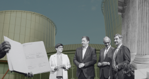 Parteichefs der Regierungsparteien mit unterzeichnetem Koalitionsvertrag