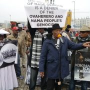 Vertreter:innen der OvaHerero und Nama bei einem Protest in Berlin