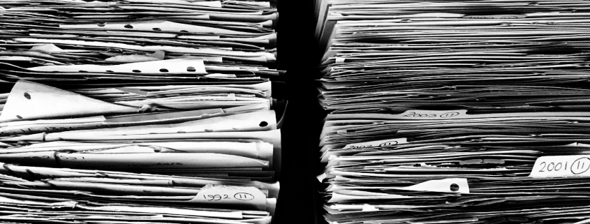 Zwei große Stapel von Archiv-Akten